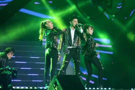 Noo Phước Thịnh được hàng ngàn khán giả hò reo trên sân khấu "Asia Song Festival"