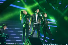 Noo Phước Thịnh được hàng ngàn khán giả hò reo trên sân khấu "Asia Song Festival"