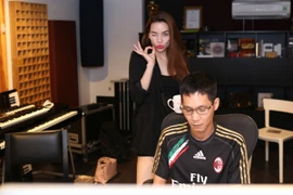 Hồ Ngọc Hà miệt mài tập luyện với nhạc sĩ Hoài Sa trước giờ G