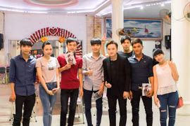 Phan Mạnh Quỳnh được người hâm mộ ở tỉnh vây kín 