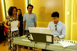 Tiếng hát mãi xanh: Tuấn Ngọc cùng các thí sinh tập luyện trước giờ G