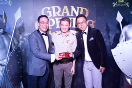 Đàm Vĩnh Hưng mừng nhạc sĩ Nguyễn Hồng Thuận lên chức "ông chủ"