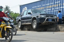 Ô tô Thanh tra Giao thông bị ô tô 16 chỗ húc văng