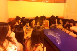 Bất ngờ bị kiểm tra, tiếp viên mặc bikini chạy tán loạn trong nhà hàng