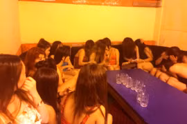 Bất ngờ bị kiểm tra, tiếp viên mặc bikini chạy tán loạn trong nhà hàng