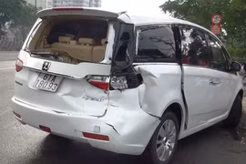 4 người may mắn thoát chết trong ô tô bị húc văng