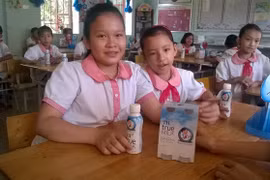 Trẻ em huyện nghèo sẽ được uống sữa miễn phí mỗi ngày