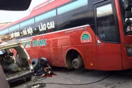 Bơm lốp xe bị nổ, 1 công nhân bị thương nặng