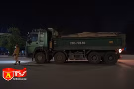 Lực lượng CSGT kiên quyết xử lý xe quá tải trong đêm