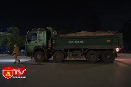 Lực lượng CSGT kiên quyết xử lý xe quá tải trong đêm
