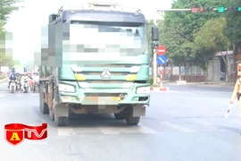 Lực lượng Cảnh sát giao thông Hà Nội tăng cường xử lý xe quá tải