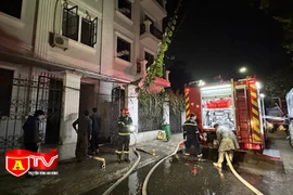 Kịp thời giải cứu 5 người mắc kẹt trong đám cháy