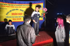 Mỹ Tâm khiến nhiều người rơi lệ khi hát ở sân khấu vỉa hè trong đêm Giáng sinh