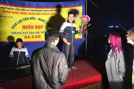 Mỹ Tâm khiến nhiều người rơi lệ khi hát ở sân khấu vỉa hè trong đêm Giáng sinh