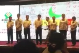 Sốc: Loạt nhân viên ngân hàng bị… tét mông, cắt tóc trước đám đông