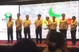 Sốc: Loạt nhân viên ngân hàng bị… tét mông, cắt tóc trước đám đông