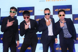 Thái Hòa và 3 chàng "vệ sĩ Sài Gòn" bất ngờ xuất hiện tại Hà Nội