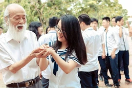 Thi bình chọn trực tiếp ảnh về tình thầy trò ​