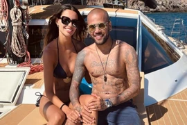 Dani Alves mặn nồng với vợ cũ dù từng bị 'cạch mặt'