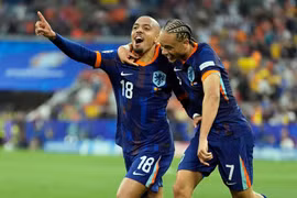 'Lốc da cam' Hà Lan vào tứ kết EURO sau 16 năm chờ đợi