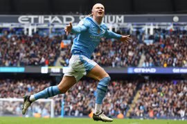 Haaland ghi 2 bàn đưa Man City lên đầu bảng