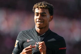 Yamal đi vào lịch sử, Barca ra quân thất bại ở Champions League