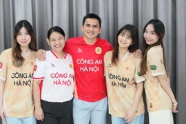 HLV Kiatisak có hành động bất ngờ với Công an Hà Nội FC khi trở về Thái Lan