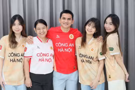 HLV Kiatisak có hành động bất ngờ với Công an Hà Nội FC khi trở về Thái Lan