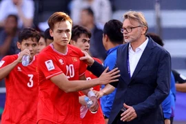 Xem trung vệ Công an Hà Nội ghi bàn như tiền đạo giúp ĐT Việt Nam dẫn Iraq