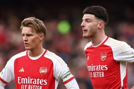 Arsenal 'toang' tuyến giữa ở trận derby London