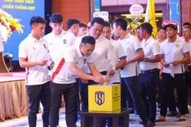 CLB Sông Lam Nghệ An chung tay ủng hộ đồng bào vùng bão lũ