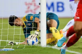 Thủ môn Hà Nội 'đẩy' bóng vào gôn, Thể Công Viettel ngược dòng nghẹt thở