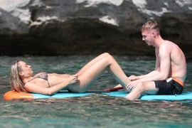 Sao tuyển Anh nghỉ hè cùng 'chân dài' lạ mặt trên biển