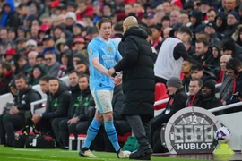 De Bruyne nổi cáu với HLV Pep Guardiola vì bị thay ra sớm