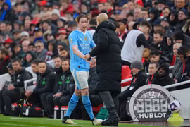 De Bruyne nổi cáu với HLV Pep Guardiola vì bị thay ra sớm