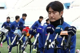 Lee Kang-in cúi gập người xin lỗi sau vụ 'hỗn hào' với Son Heung-min