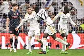 Real Madrid và Man City rượt đuổi kịch tính trong cơn mưa bàn thắng