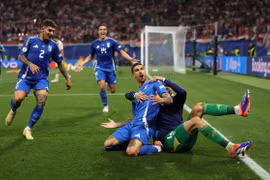 Đương kim vô địch Italia thoát hiểm ngoạn mục phút 90+8