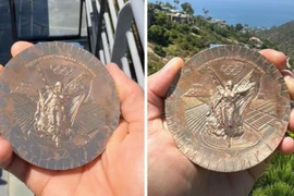 Huy chương Olympic 2024 bị chê như... hàng chợ