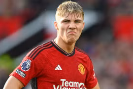 Nội bộ MU 'nát như tương': Không ai muốn chuyền bóng cho Hojlund