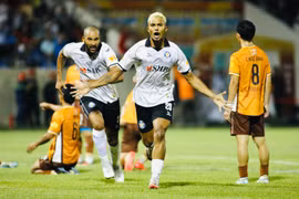 Bị chia điểm, HAGL vẫn dẫn đầu V-League 2024/25