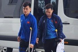 Hậu vệ Tấn Tài chống nạng rời ASEAN Cup 2024