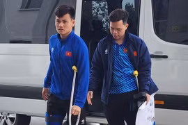 Hậu vệ Tấn Tài chống nạng rời ASEAN Cup 2024