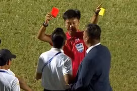 HLV Quảng Nam nhận thẻ đỏ, kêu gọi cầu thủ bỏ trận ở V-League