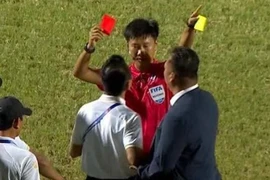 HLV Quảng Nam nhận thẻ đỏ, kêu gọi cầu thủ bỏ trận ở V-League