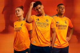 Mbappe xuất hiện cùng áo đấu lạ mắt của Real Madrid