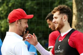 HLV Mano Polking làm quen các học trò Công an Hà Nội FC