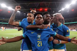 'Thần đồng' Brazil nhấn chìm tuyển Anh ở Wembley