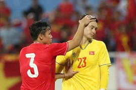 Mắc sai lầm, Đặng Văn Lâm mất suất bắt chính vào tay Nguyễn Filip