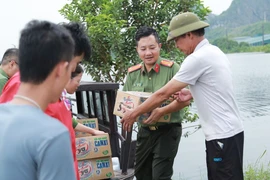 Nghĩa tình Thủ đô gửi tới đồng bào vùng ngập lụt ở Thanh Liêm, Hà Nam